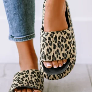 Cozy Leopard Print Thick Sole Slip On Slippers for Summer Comfort and Style