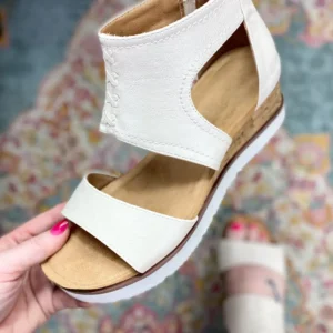 Chic White Leather Gladiator Sandals for Summer Fashion Lovers