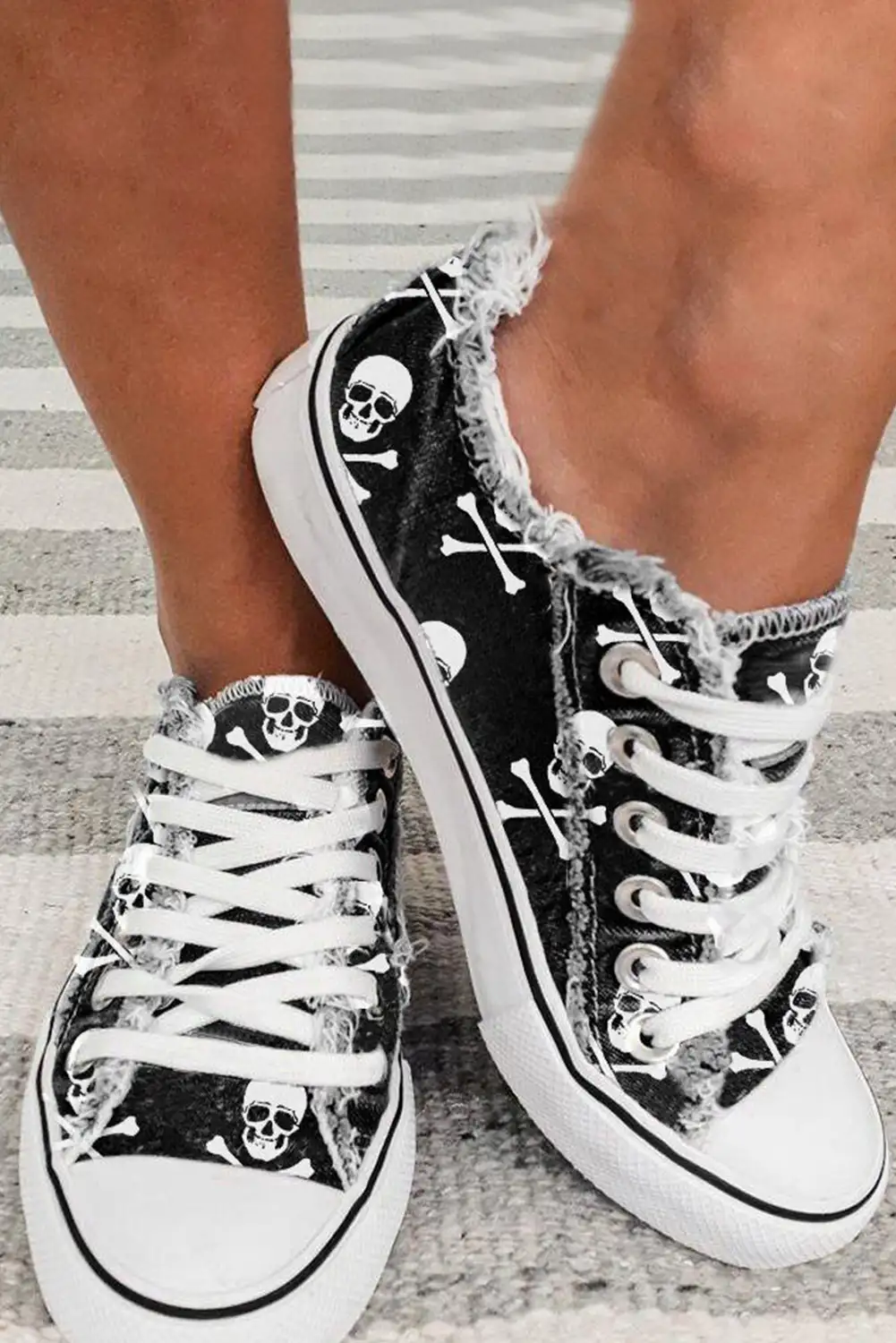Black Skull Print Canvas Lace-Up Sneakers